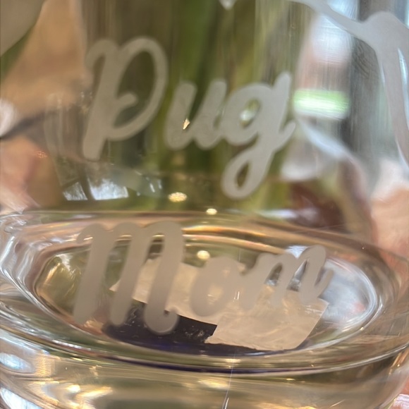 New Pug Mom custom etched drinking glass with outline of pug head. Adorable. - Picture 2 of 6